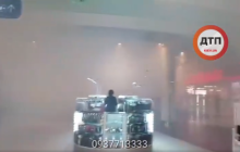 Неизвестные закидали дымовыми шашками столичный ТРЦ: людей эвакуировали (видео)