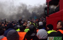 Бросались горящими шинами: на границе с Польшей произошла массовая драка (фото, видео)