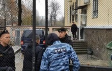 В оккупированном Симферополе судят пленных украинских моряков, под здание суда стянули силовиков (видео)
