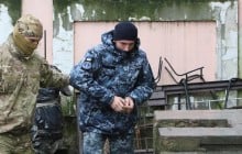 В центре Одессы подняли флаг ВМС ВСУ в знак поддержки моряков, захваченных в Керченском проливе