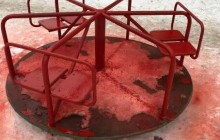 Не заморачивались: в России коммунальщики покрасили снег вместе с детской площадкой (фото)