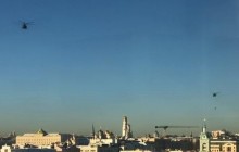 Над Кремлем знову з'явилися військові вертольоти, що перевозять людей у сітці (фото, відео)