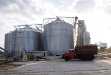 Внаслідок удару окупантів по Очакову знищено елеватор з тисячами тонн зерна