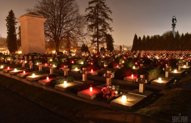Во Львове в День всех святых на Лычаковском кладбище традиционно зажгли лампадки (фоторепортаж)