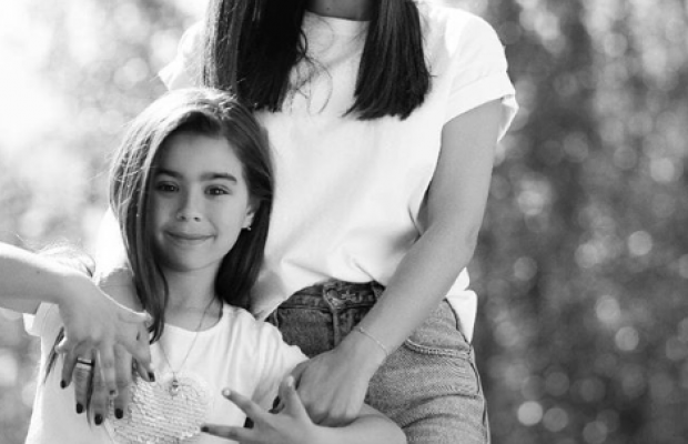 Знову з обручкою: Ані Лорак поділилася чорно-білим фото з донькою