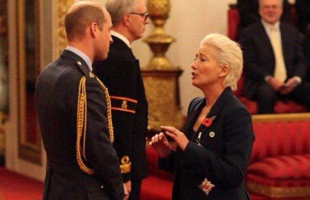 "Можна вас поцілувати?": відома акторка збентежила принца Вільяма під час церемонії нагородження (фото)