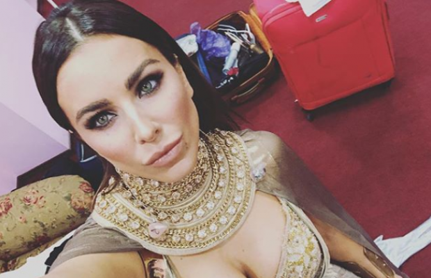 Ані Лорак в образі Клеопатри випнула губи і "засвітила" груди (фото)