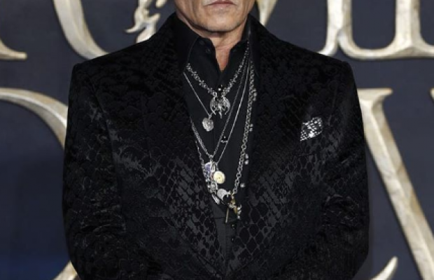 Гасила цигарки та кинула пляшкою: Джонні Депп показав фото після нападу колишньої дружини