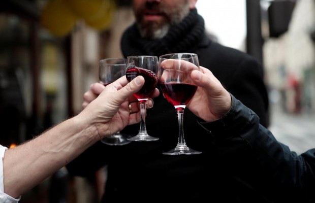 Франция празднует новый урожай молодого вина Божоле (фото, видео)