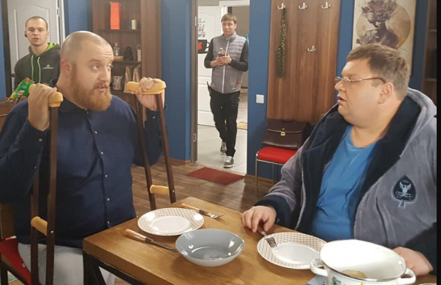 Пострадавший в роковом ДТП актер "Дизель Шоу" на костылях вернулся к съемкам (фото)