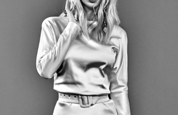 Лобода зачарувала мережу новим фото у стильній сукні