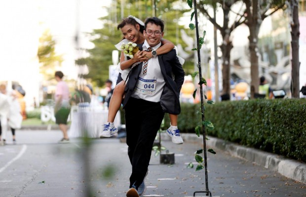 Навстречу супружеской жизни: в Таиланде состоялся забег невест (фоторепортаж, видео)