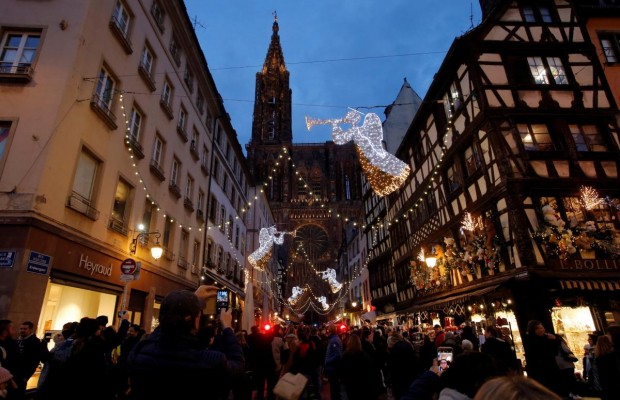 Свято наближається: одразу кілька чеських міст взялися вбирати вулиці у новорічні прикраси (відео)