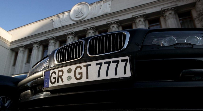 Owners of imported cars with foreign registration blocking traffic in Kyiv (Video)