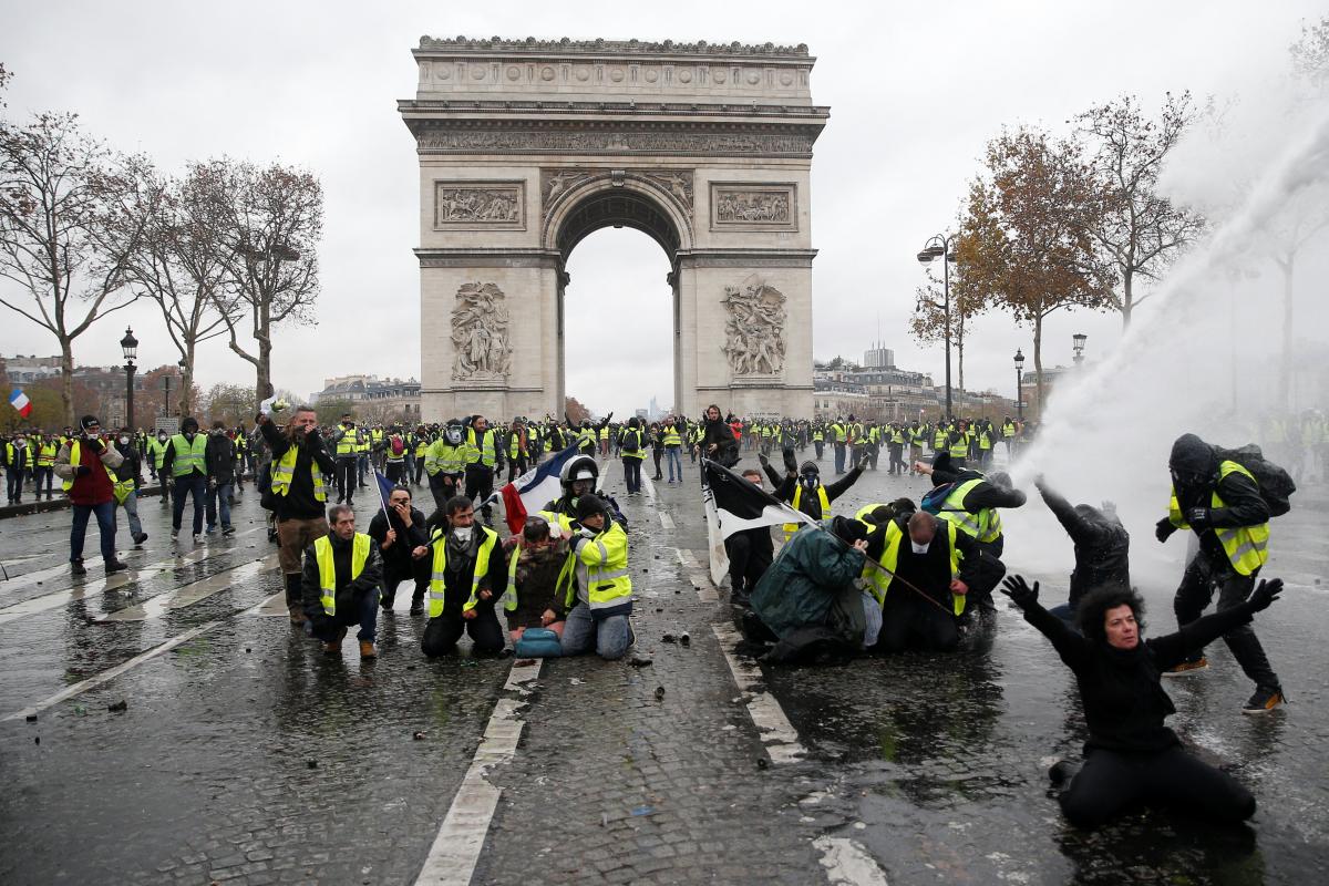 Протесты "Желтых жилетов" в Париже / REUTERS