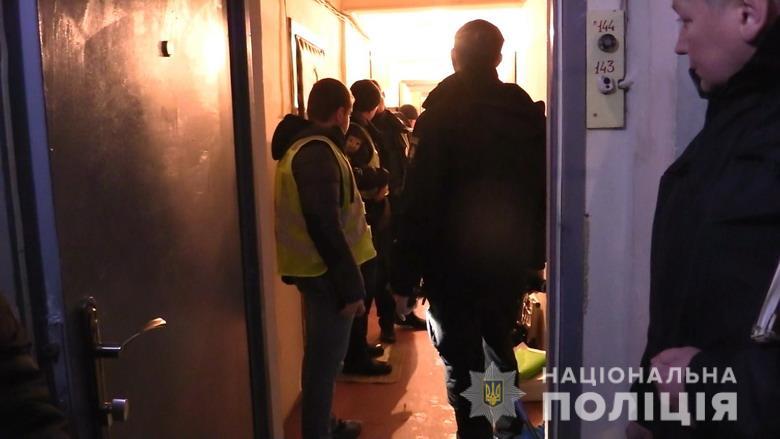 У квартирі поліцейські виявили два ножі та сокиру зі слідами крові / фото Нацполіція У квартирі поліцейські виявили два ножі та сокиру зі слідами крові / фото Нацполіція