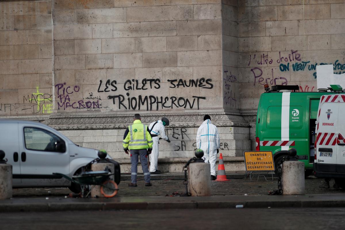   Labels on the Arc de Triomphe / REUTERS 