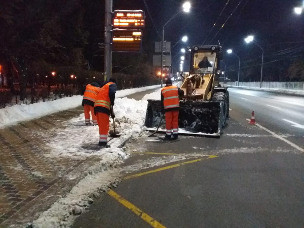 В Киеве спецтехника круглосуточно убирает улицы от снега / kyivcity.gov.ua В Киеве спецтехника круглосуточно убирает улицы от снега / kyivcity.gov.ua