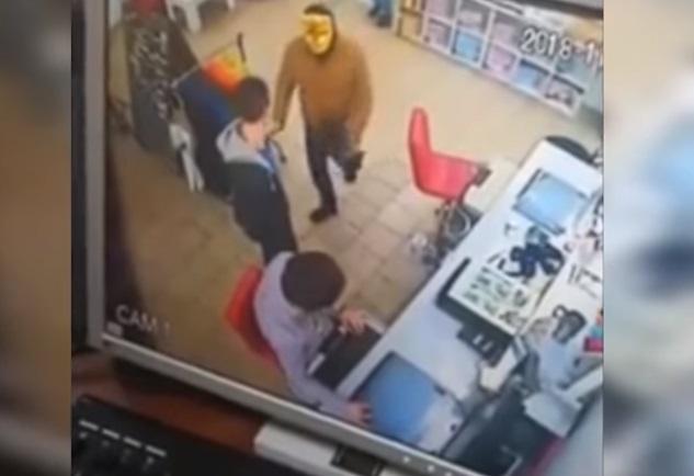 В Кривом Роге задержали "тигра", который пытался ограбить магазин / Скриншот - Youtube, Полиция Днепропетровщины В Кривом Роге задержали "тигра", который пытался ограбить магазин / Скриншот - Youtube, Полиция Днепропетровщины