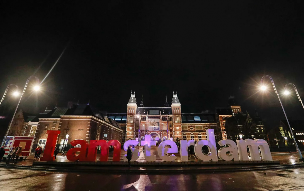 Амстердам - просто магнит для молодежи / Фото REUTERS