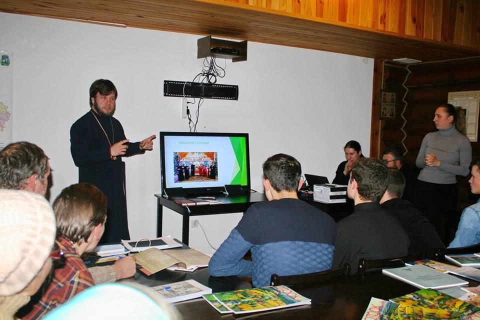 Во время семинара участники работали над тропарями и кондаками / m-church.org.ua