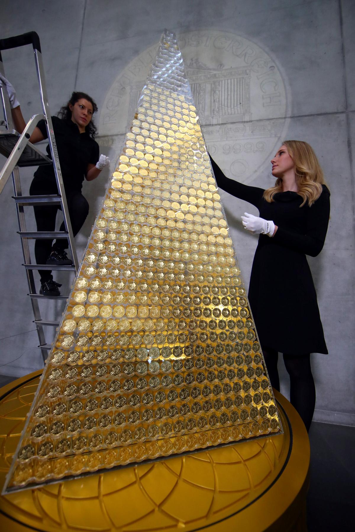 В Мюнхене установили рождественскую елку, украшенную золотом 3