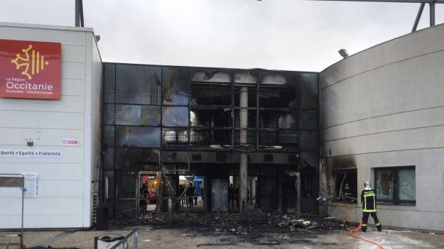 У будівлі ліцею загорівся смітник / фото France 3 Occitanie У будівлі ліцею загорівся смітник / фото France 3 Occitanie