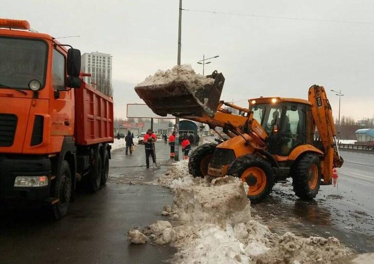 Комунальники вивезли з вулиць Києва 5,5 тисяч тонн снігу / фото kyivcity.gov.ua Комунальники вивезли з вулиць Києва 5,5 тисяч тонн снігу / фото kyivcity.gov.ua