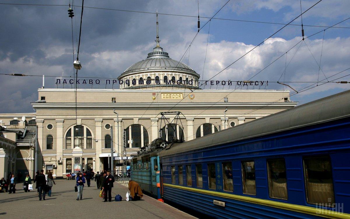 Із залізничного вокзалу Одеси евакуювали людей через підозрілу сумку / фото УНІАН Із залізничного вокзалу Одеси евакуювали людей через підозрілу сумку / фото УНІАН