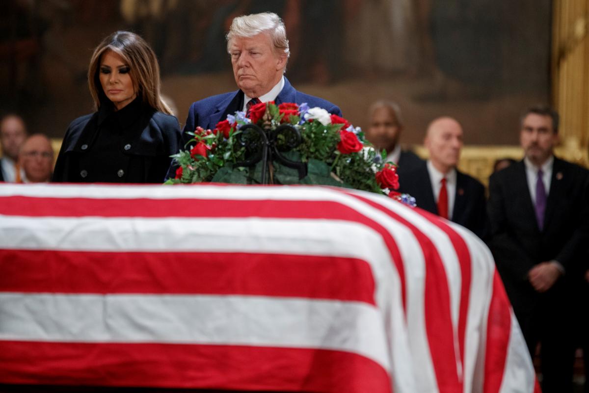 Дональд та Меланія Трамп на церемоніїї прощання з померлим екс-президентом США Джорджем Бушем-старшим / REUTERS