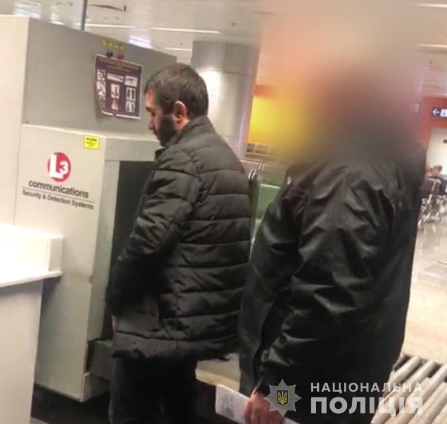 Полиция депортировала гражданина Грузии с запретом въезда в Украину на 3 года / фото kyiv.npu.gov.ua Полиция депортировала гражданина Грузии с запретом въезда в Украину на 3 года / фото kyiv.npu.gov.ua