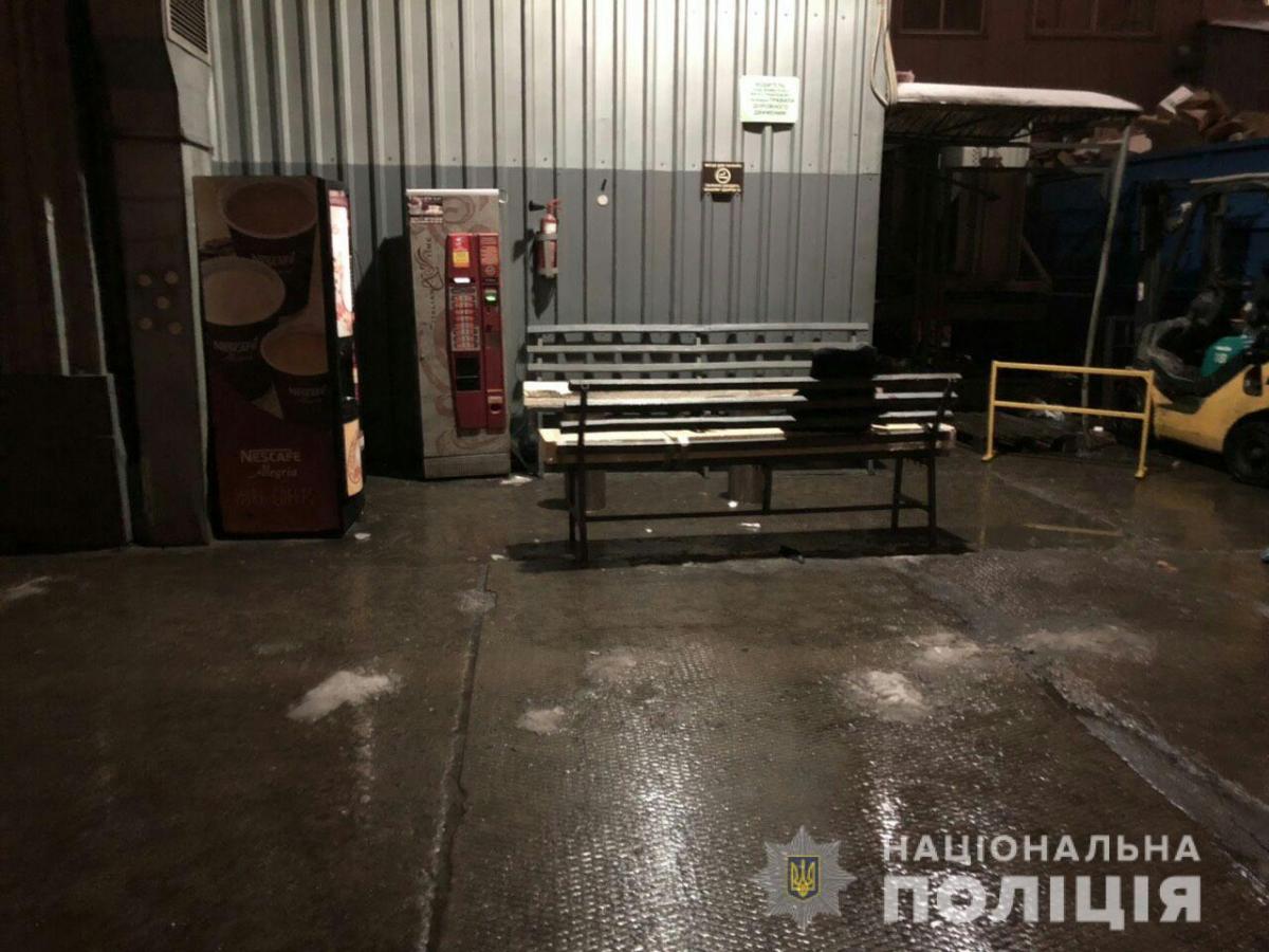 Чоловік накинувся на поліцейського охорони у службовому приміщенні / прес-служба поліції Чоловік накинувся на поліцейського охорони у службовому приміщенні / прес-служба поліції