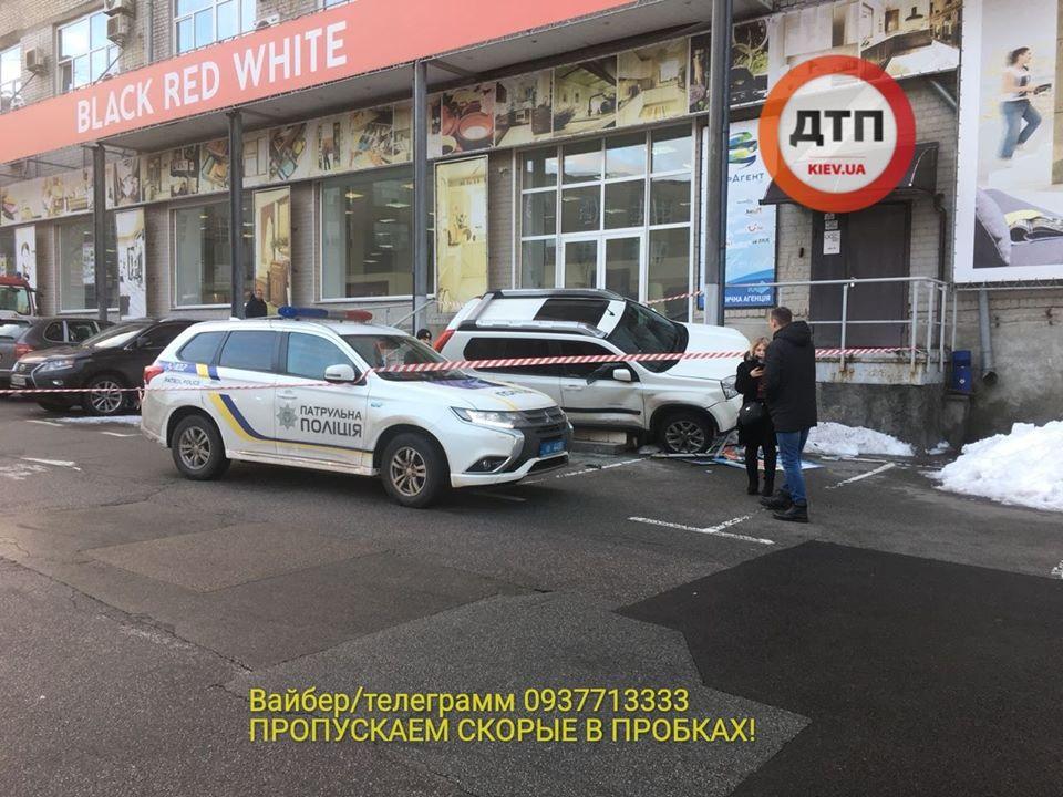 Nissan занесло на ганок магазину / фото dtp.kiev.ua Nissan занесло на ганок магазину / фото dtp.kiev.ua