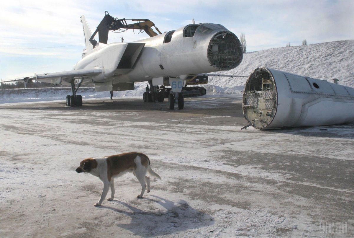 Последний стратегический бомбардировщик Туполев ТУ-22 М3 "BACKFIRE" после ликвидации на военной авиабазе " Полтава", 27 января 2006г. / фото УНИАН