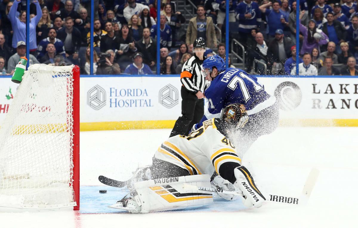 Игроки Тампы забросили три шайбы в ворота Бостона / Reuters