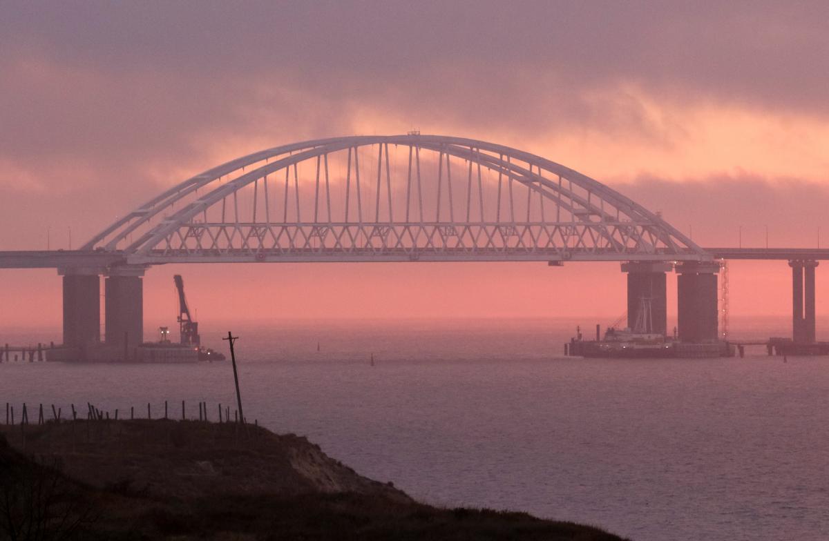 У Путина ответили на заявление об ударе по Крымскому мосту / Иллюстрация REUTERS