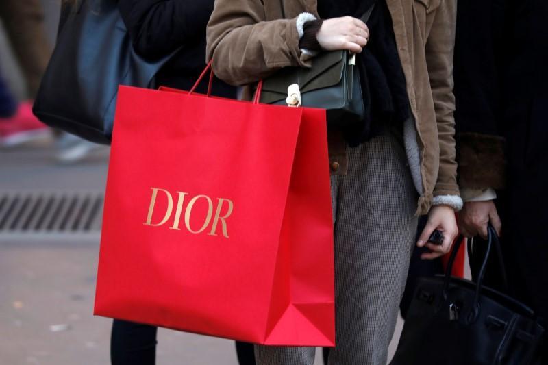 Пакет Dior / REUTERS