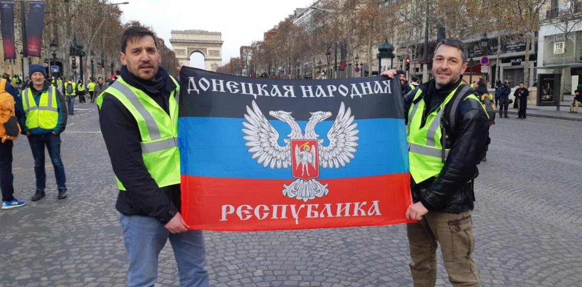Фабрис Сорлин и Ксавьер Моро развернули флаг «ДНР» в Париже / фото facebook/SecurSerUkraine