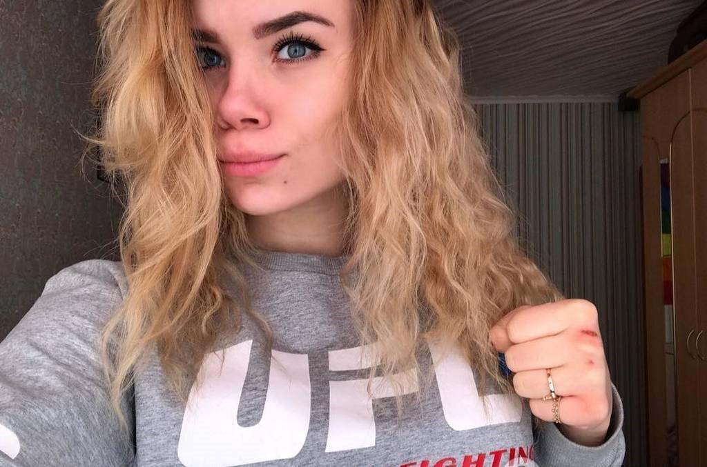 15-летняя чемпионка России по панкратиону погибла, заряжая смартфон в ванной / КП 15-летняя чемпионка России по панкратиону погибла, заряжая смартфон в ванной / КП