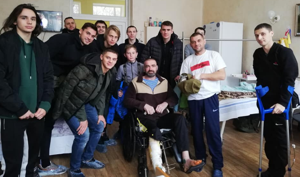 Гравці "Динамо" відвідали бійців АТО / twitter.com Гравці "Динамо" відвідали бійців АТО / twitter.com