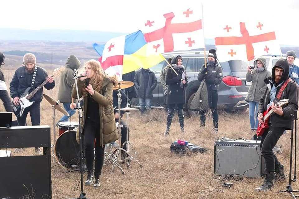 Мирная акция протеста против оккупации «Музыкальная оккупация» в селе Атоци, Грузия. 2018 / фото Егор Куроптев