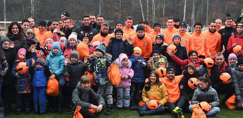 Шахтер поздравил детей-переселенцев с новогодними праздниками / shakhtar.com Шахтер поздравил детей-переселенцев с новогодними праздниками / shakhtar.com
