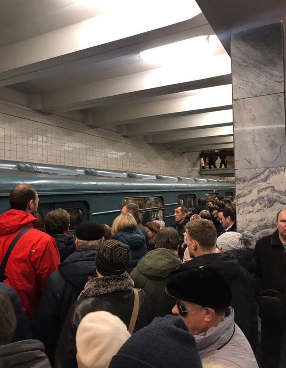 Что сегодня произошло в московском метро. Станция метро Таганская фиолетовая ветка. Поезда на фиолетовой ветке. Поезда на зеленой ветке. Поезда на зеленой ветке метро.