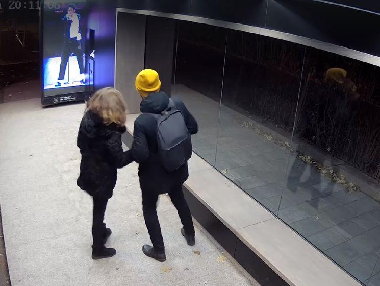 Пара танцювала на автобусній зупинці / Скріншот Пара танцювала на автобусній зупинці / Скріншот