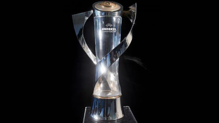 Трофей переможця молодіжного чемпіонату Європи / uefa.com Трофей переможця молодіжного чемпіонату Європи / uefa.com