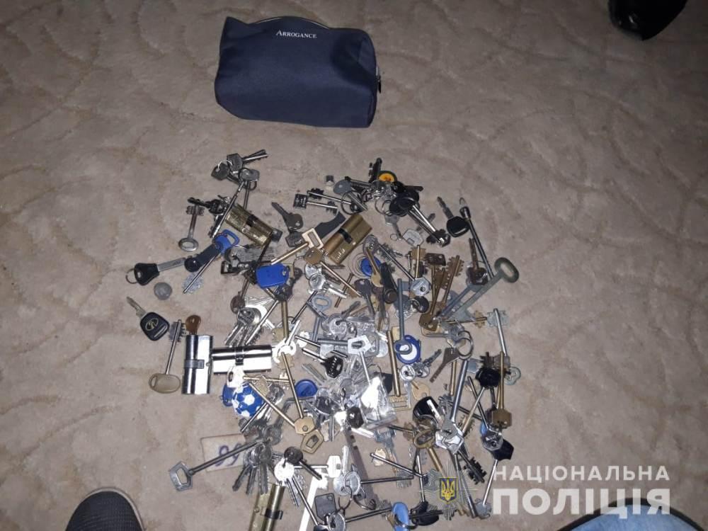 На младшего мужчину возлагалась задача быстро открыть дверной замок / полиция Одесской области На младшего мужчину возлагалась задача быстро открыть дверной замок / полиция Одесской области