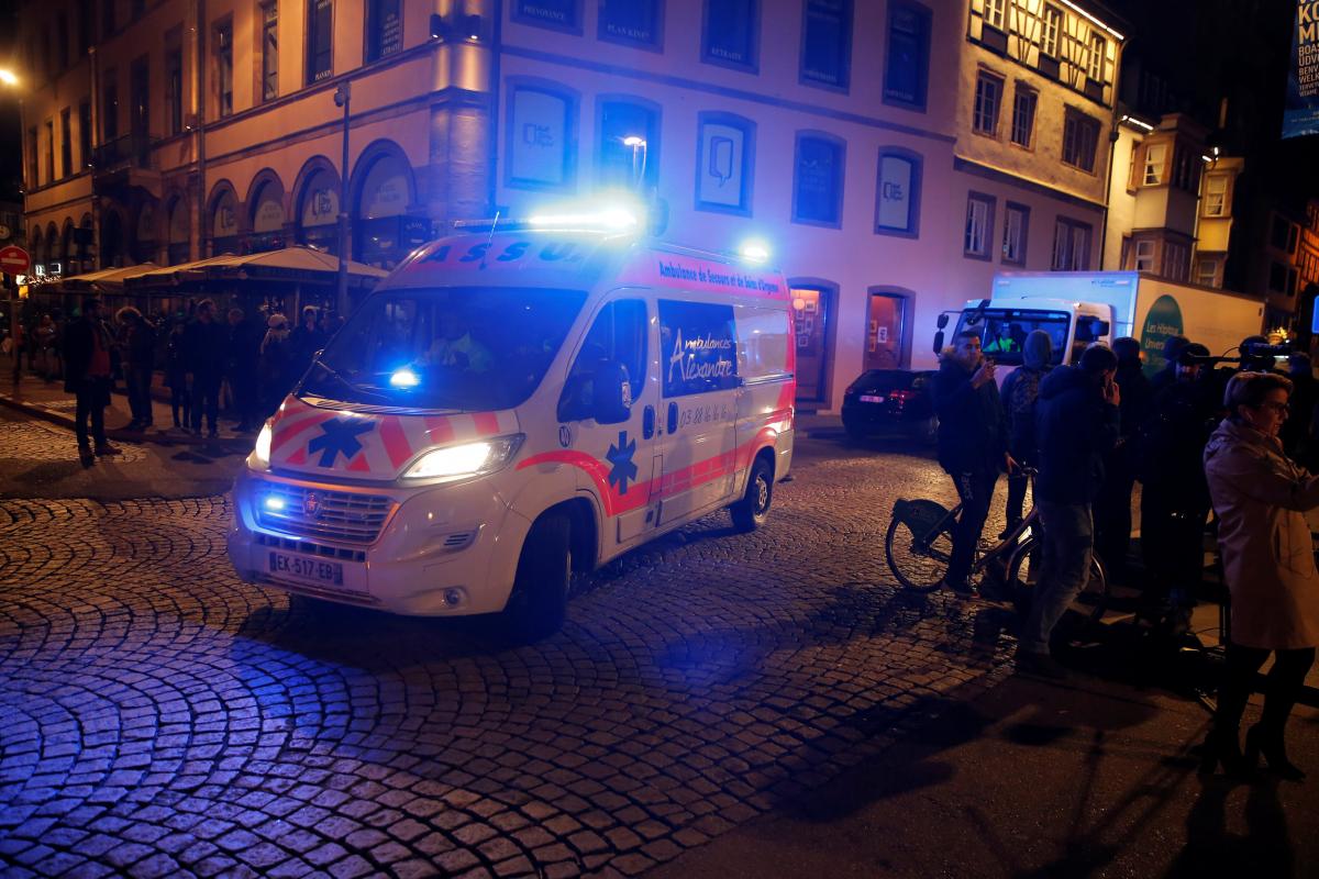 Автомобиль "скорой" в Страсбурге в день нападения / REUTERS