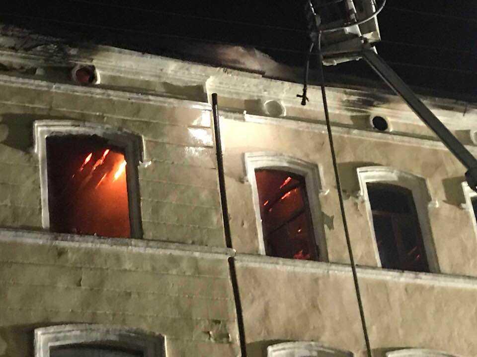 У Чернівцях у ніч на 12 грудня сталася масштабна пожежа у нежитловому триповерховому будинку \ УНІАН У Чернівцях у ніч на 12 грудня сталася масштабна пожежа у нежитловому триповерховому будинку \ УНІАН