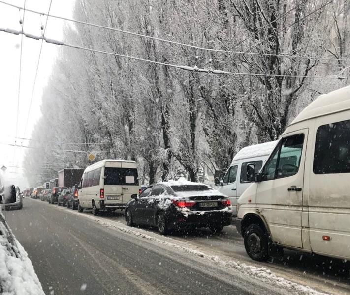 Пробка на Робочій \ фото: tg-канал "ДТП і Пробки Дніпро" Пробка на Робочій \ фото: tg-канал "ДТП і Пробки Дніпро"