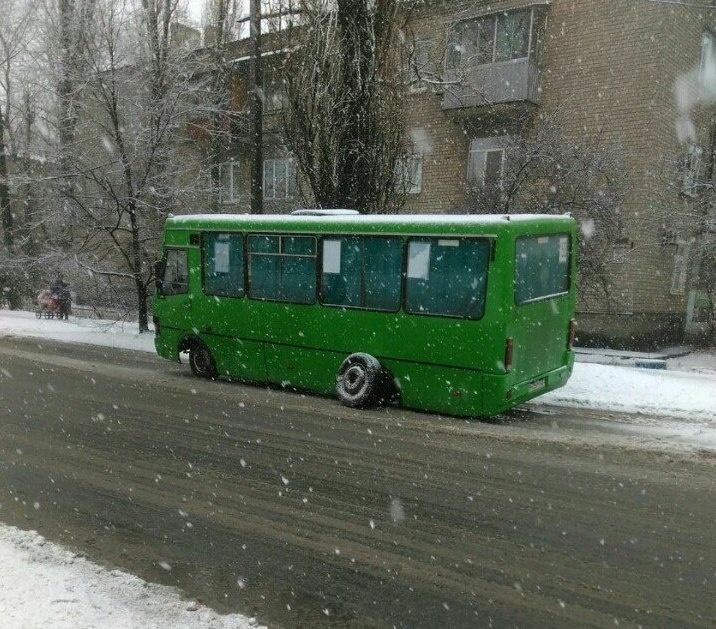 Маршрутка на Семафорній втратила колесо \ фото: tg-канал "ДТП і Пробки Дніпро" Маршрутка на Семафорній втратила колесо \ фото: tg-канал "ДТП і Пробки Дніпро"